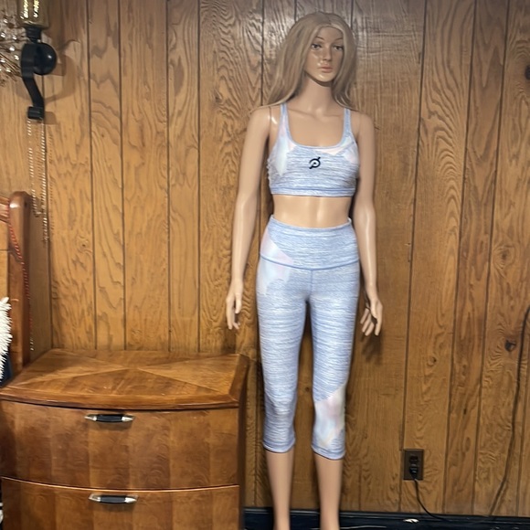 Pelotón"Set Two With-Sport bra & Cropped Pant Matching set - Picture 2 of 14